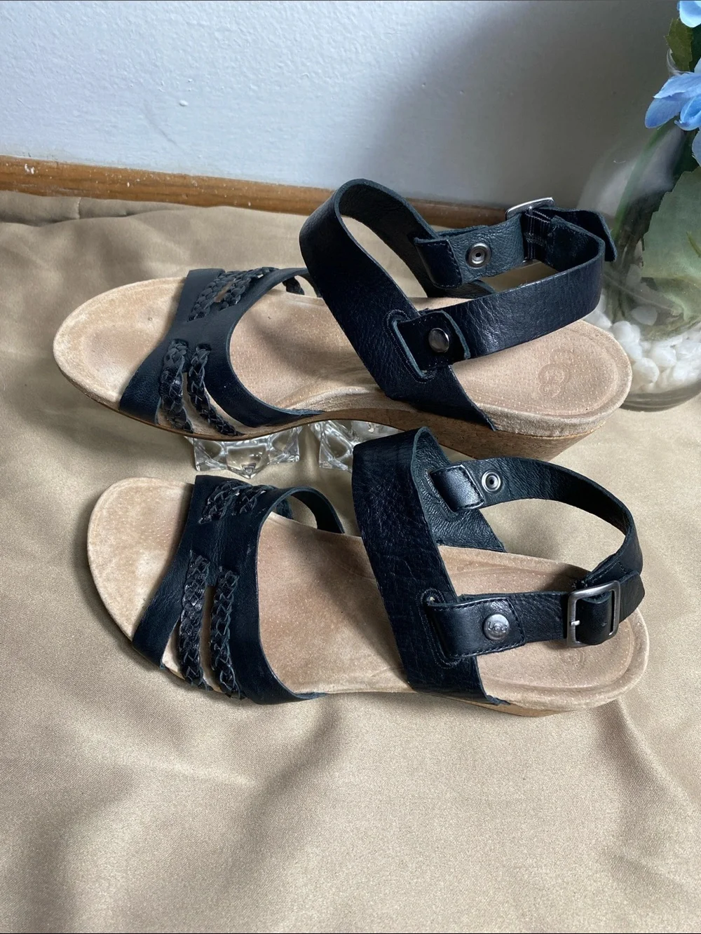 UGG Serinda Wedge Heel Sandals Size 7 Black Leather Slingback Great Condit